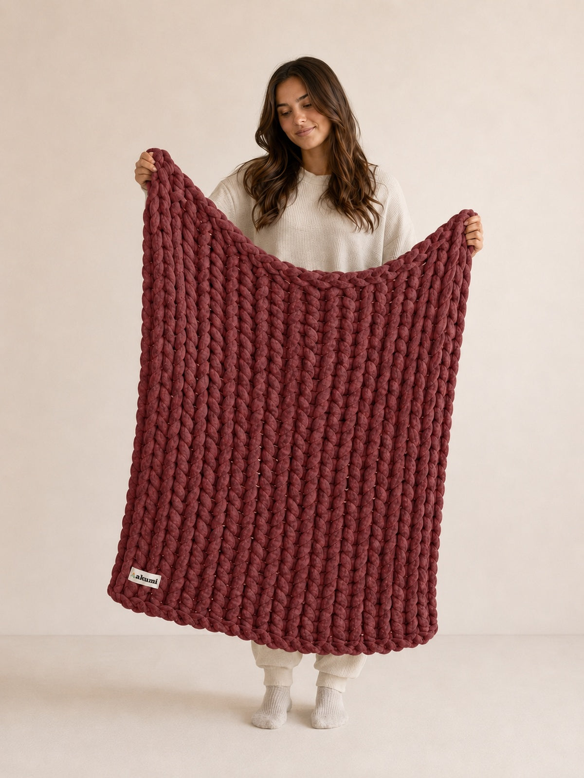 Akumi Emberloop Weighted Blanket Mulberry Clay scale view with sewn woven hem label
