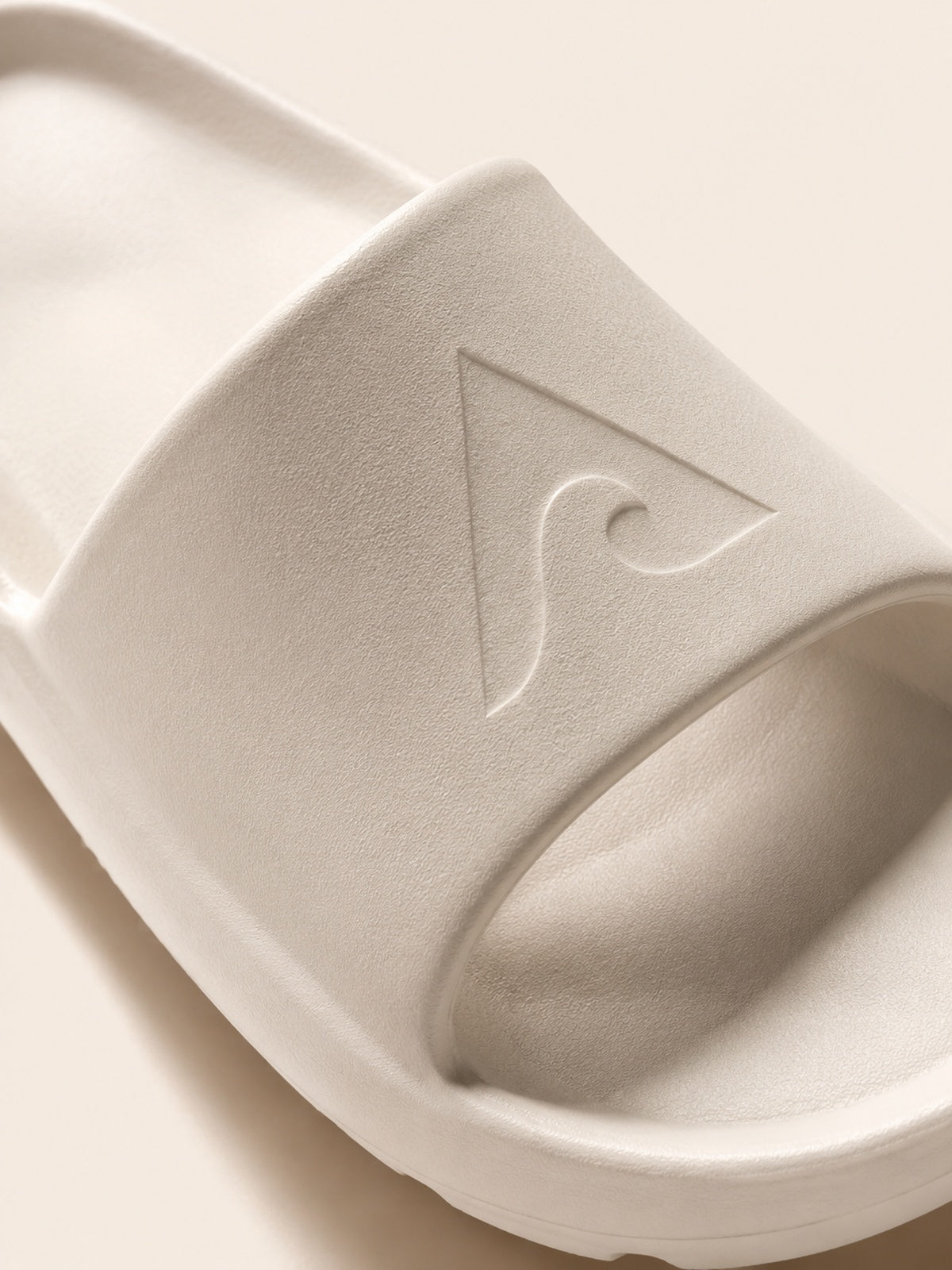 Akumi Flowform Recovery Slide Limestone strap and A-wave detail photo