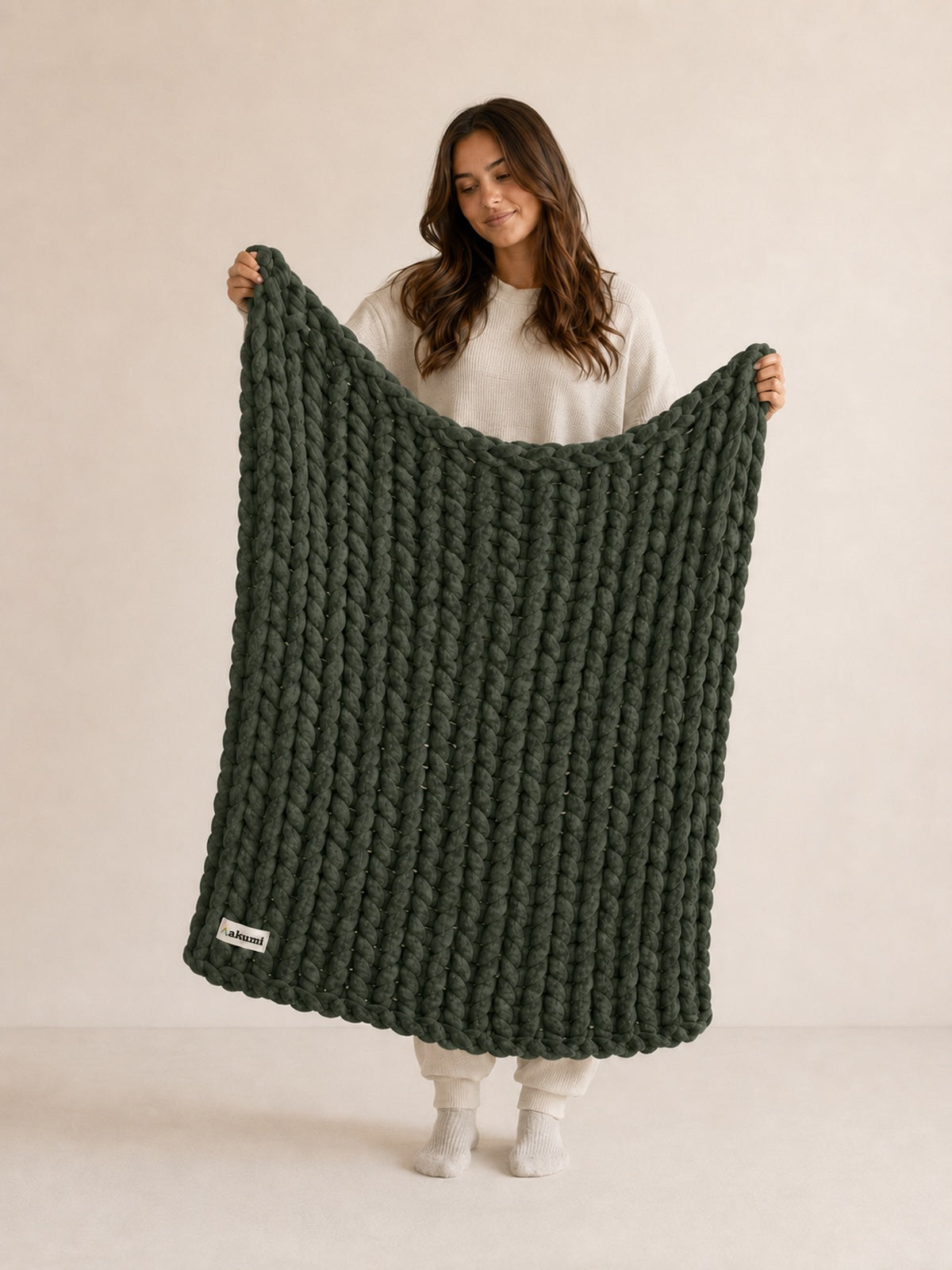 Akumi Grovehold Weighted Blanket Evergreen Ash scale view with sewn woven hem label