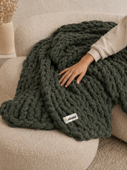 Akumi Grovehold Weighted Blanket Evergreen Ash tactile weight cue with sewn woven hem label