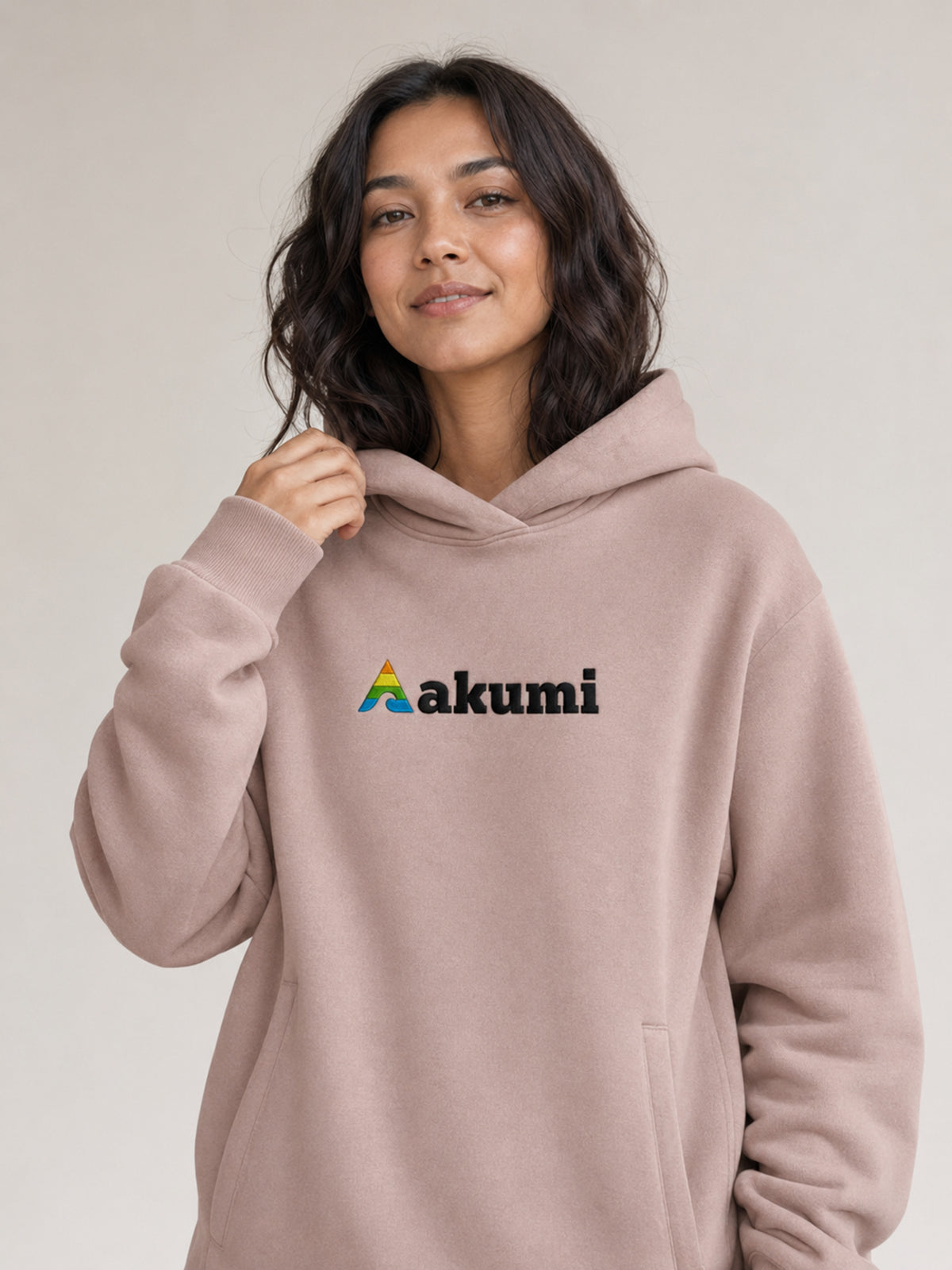 Clay Mist##Akumi Restframe Hoodie, raised logo and hood detail