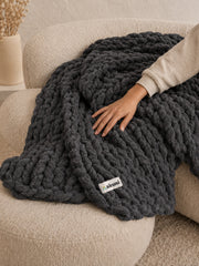 Akumi Stonehold Weighted Blanket Carbon Slate tactile weight cue with sewn woven hem label