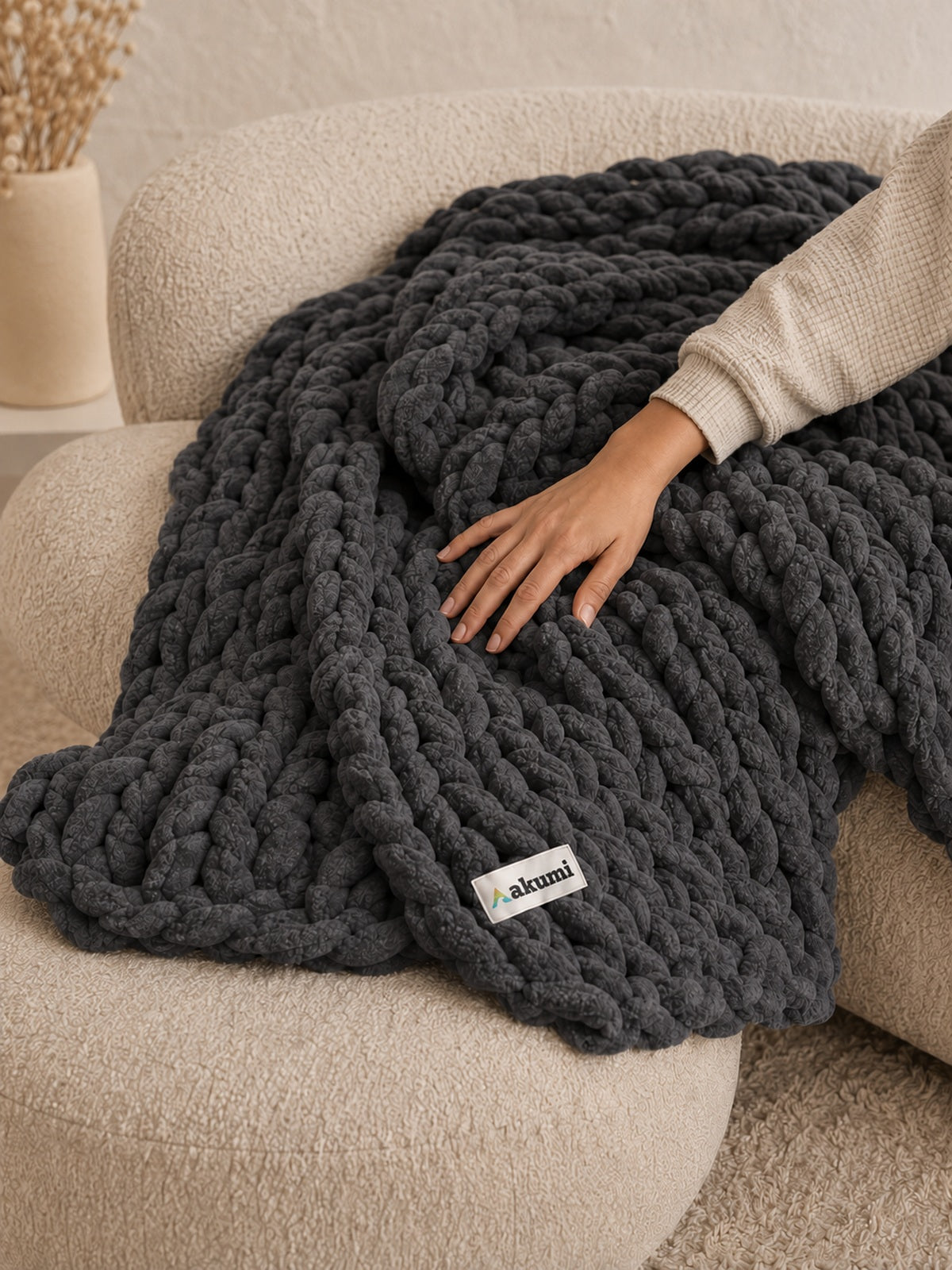 Akumi Stonehold Weighted Blanket Carbon Slate tactile weight cue with sewn woven hem label